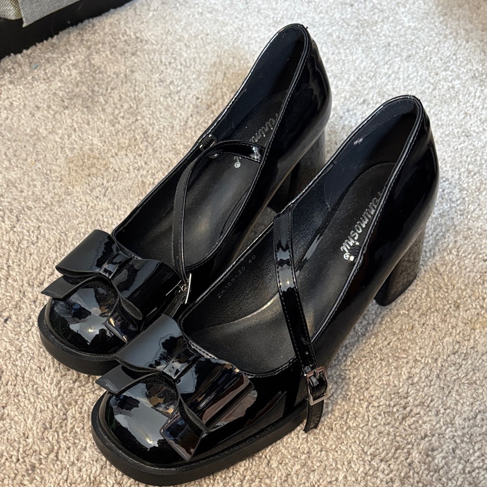 Black Glossy Heels with Bow Accent